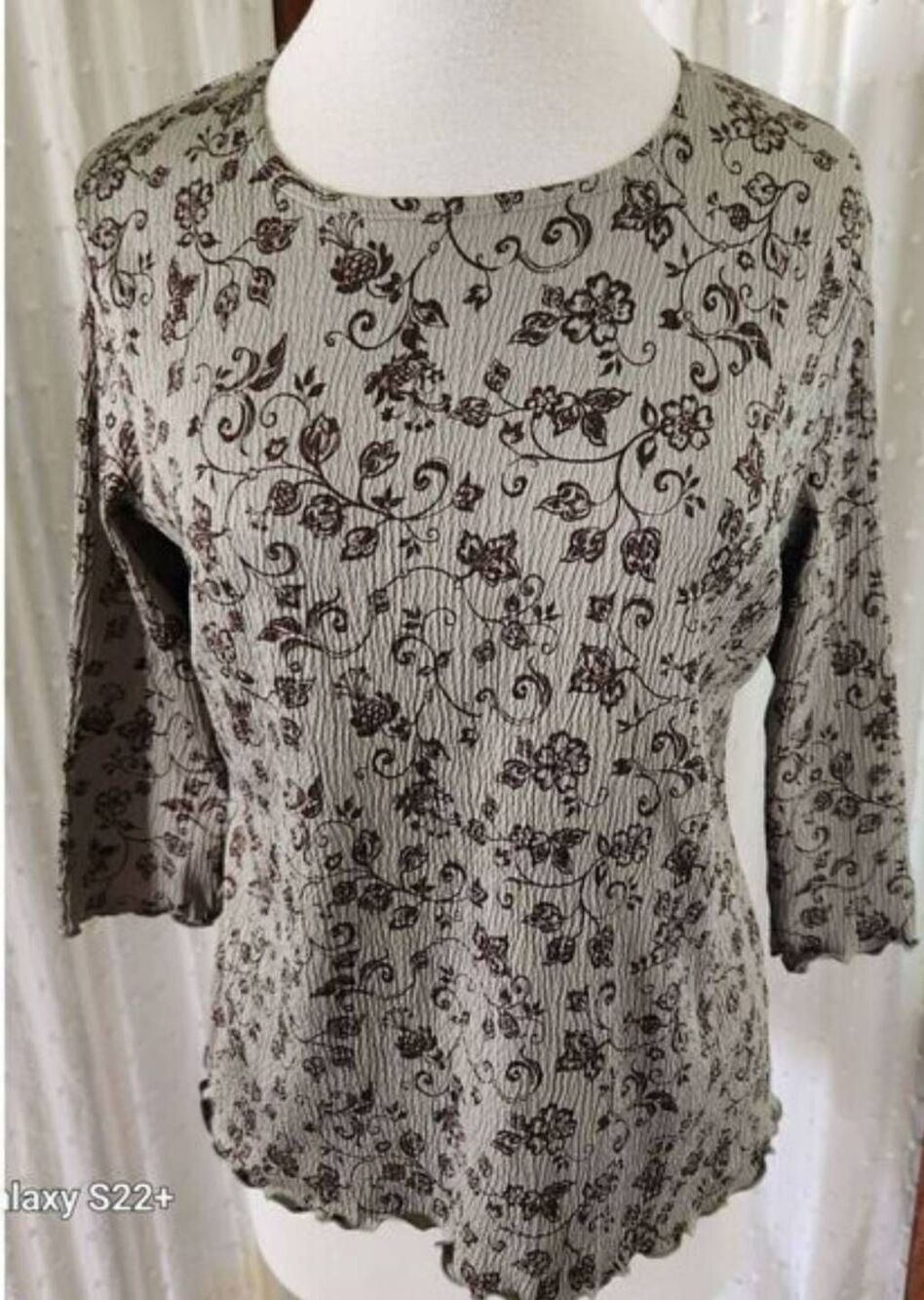 F52 Croft & Barrow ribbed knit Top - Taupe w greenish-gray Brown Floral print